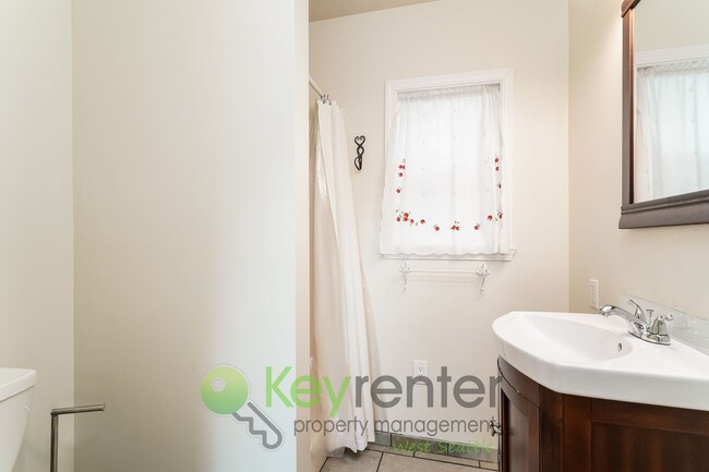 Building Photo - Stylish Three Bedroom Retreat with fully fenced yard and storage!