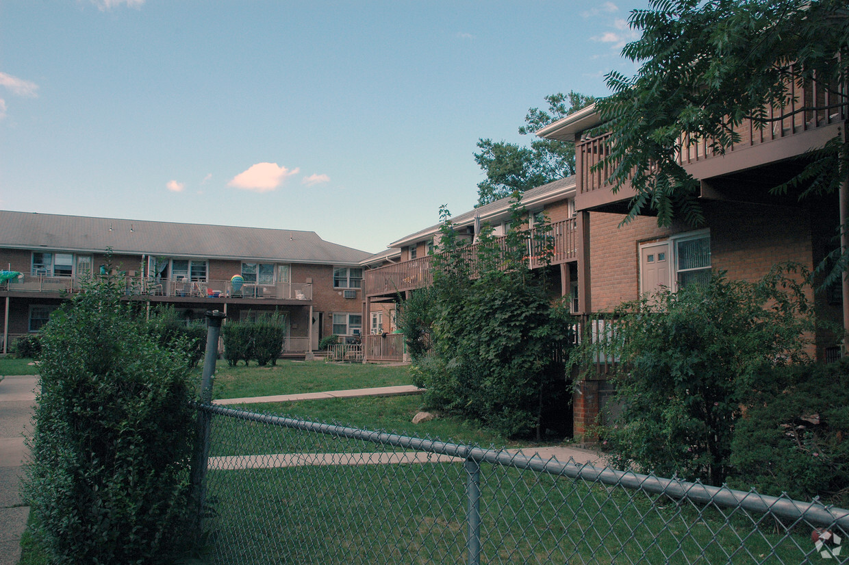 Primary Photo - 15 E Funston Ave