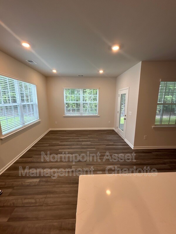 Foto del edificio - 138 Parkwood Ct