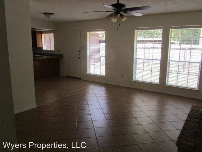 Building Photo - 2108 Oak Hollow St