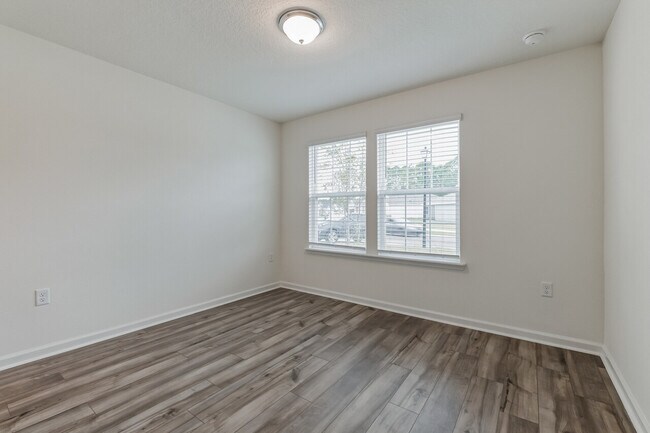 Building Photo - 6611
