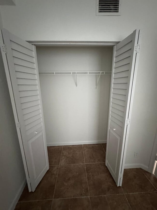 Foto del edificio - 1161 Golden Lakes Blvd