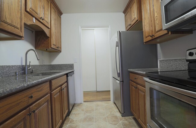 Foto del edificio - Large 1bd 1ba with enclosed Balcony at Res...