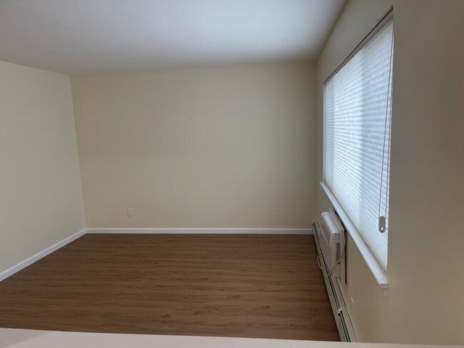 Spacious living room - The Niche at Maple Gardens