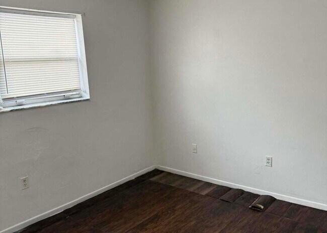 Foto del edificio - 5713 Candlewood St