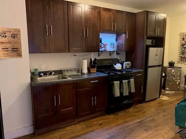 Foto del edificio - 572 Riverdale Ave