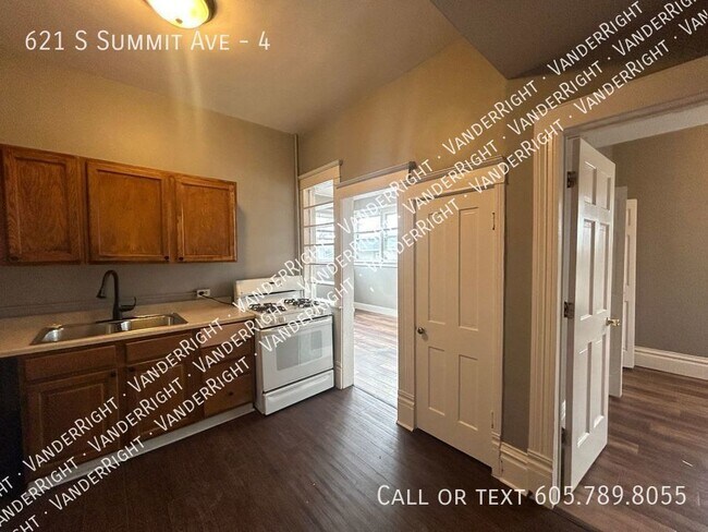 Building Photo - Charming 1 Bedroom - 2nd Floor - Apartment!