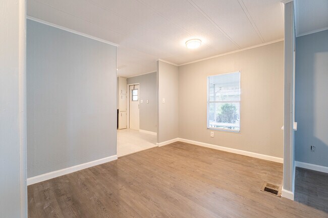 Foto del edificio - 5461 Columbus Cir