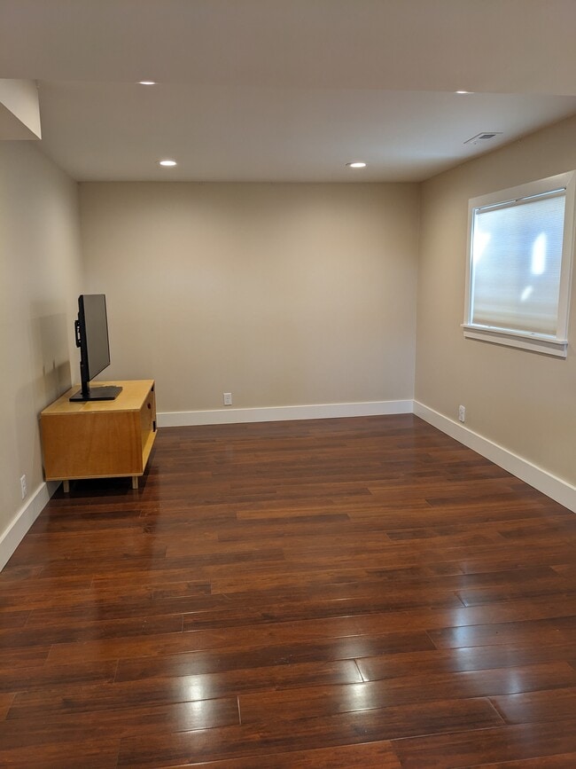 Building Photo - 8918 S Alpen Way
