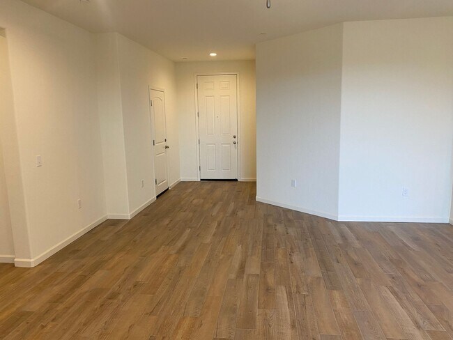 Foto del edificio - Newer 3 Bedroom 2 Bathroom Home in Tulare!