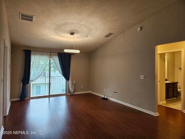 Foto del edificio - 7036 Deer Lodge Cir