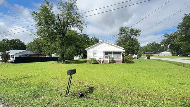 Building Photo - Calhoun Falls cottage!