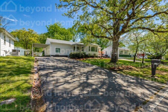 Building Photo - Recently renovated and highly desirable 3 ...