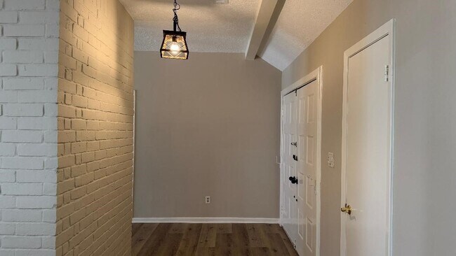 Building Photo - 2218 Woodland Park Dr