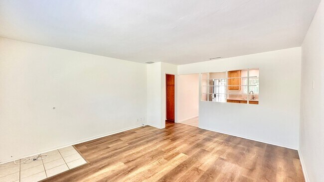 Foto del edificio - Light, Bright, and Recently Updated, this ...