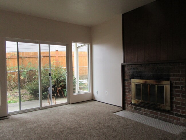 Building Photo - Light and bright 3 bedroom, 1.75 bath rambler in Federal Way