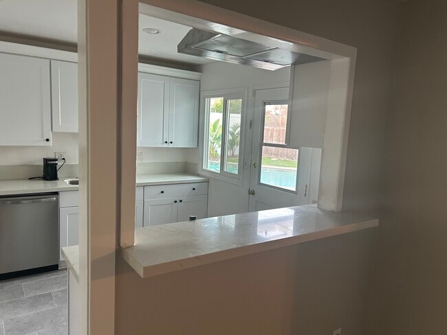 Building Photo - 299 Robinhood Ln