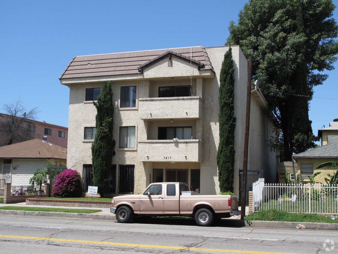 Building Photo - 7417 Haskell Ave