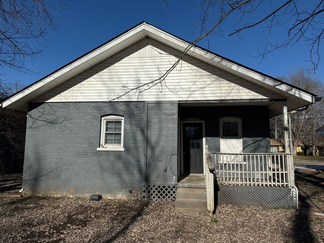 Building Photo - Beautifully Remodeled 2 Bedroom Home for L...