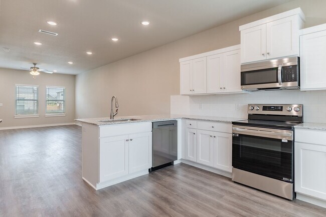 Building Photo - 2 Bedroom 2.5 Bath Townhome in Fayetteville!