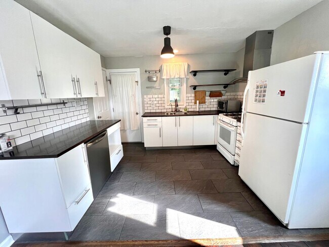 Foto del edificio - Brentwood - Stunning 3 Bedroom 2 Bathroom ...