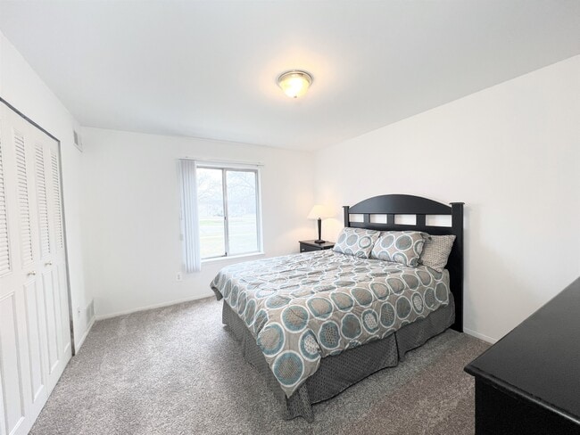 2 Bedroom Master Bedroom - Williamsburg Square Apartments