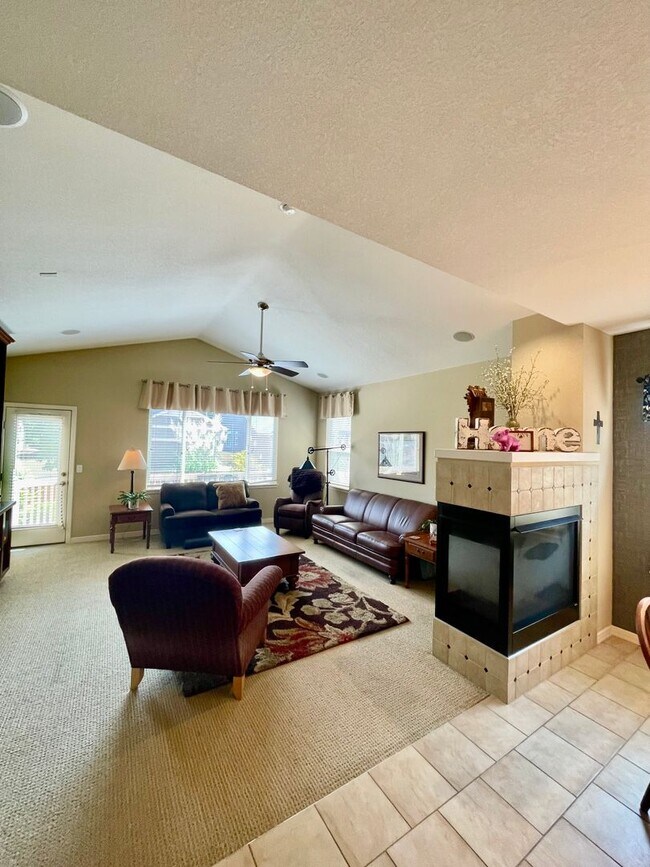 Building Photo - Charming 2 Bed/2 Bath with study!