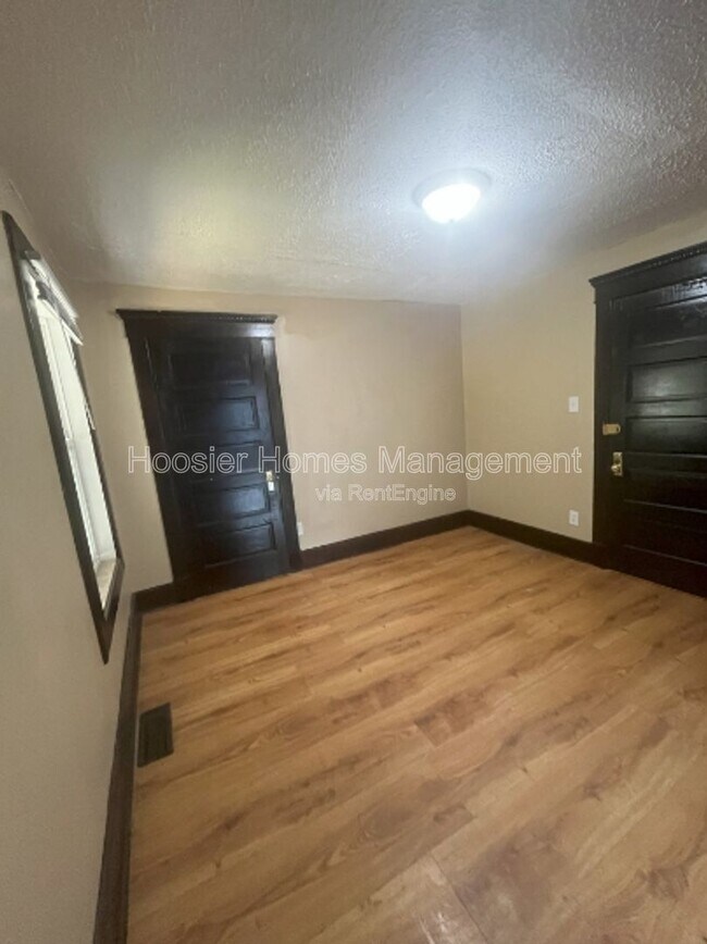 Foto del edificio - 1065 W 33rd St