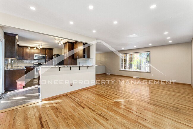 Foto del edificio - Spacious Home with Natural Light & Fenced Backyard