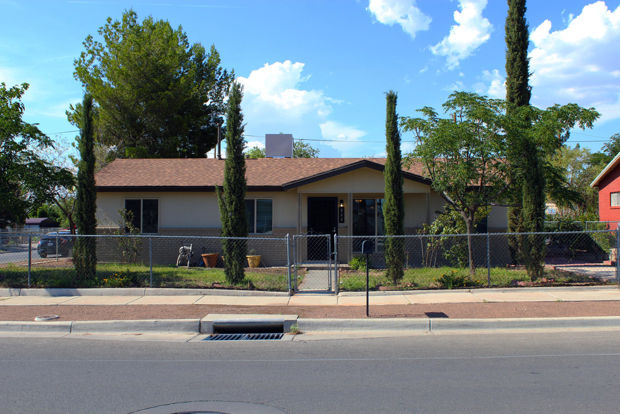 Primary Photo - 209 E Borderland Rd