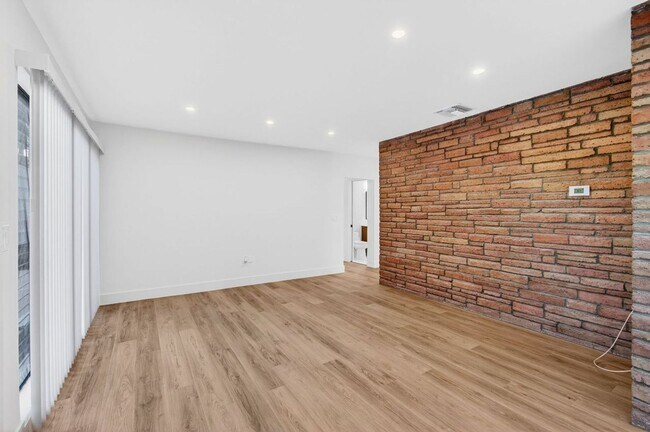 Building Photo - 2 BEDROOMS 1 BATHROOM!