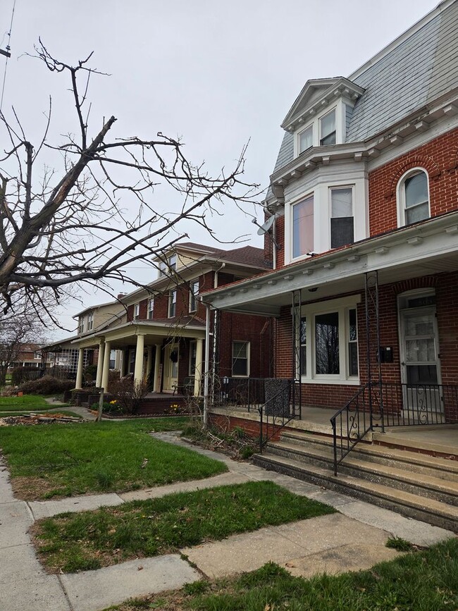 Building Photo - 503 Carlisle Ave