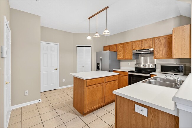 Foto del edificio - Charming Fishers Condo – Move-In Ready