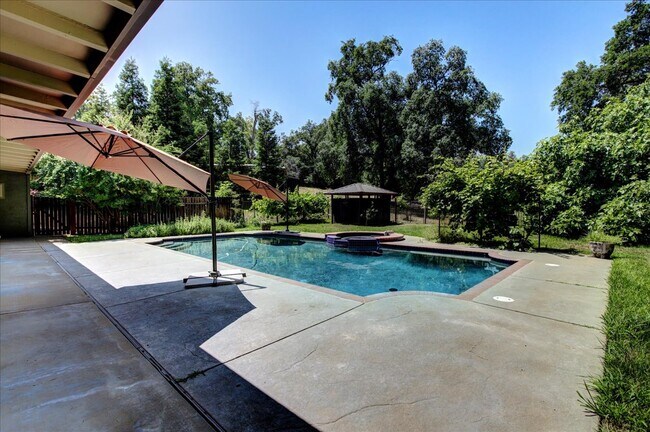 Foto del edificio - 15320 Chisum Trail