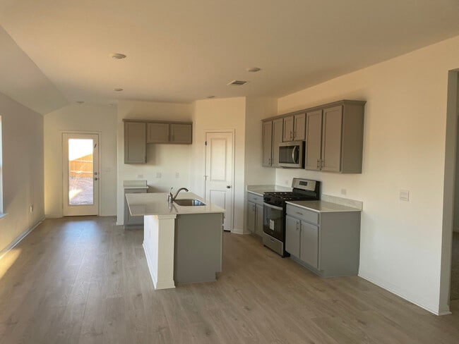 Building Photo - 142 Illusion Lk Ln