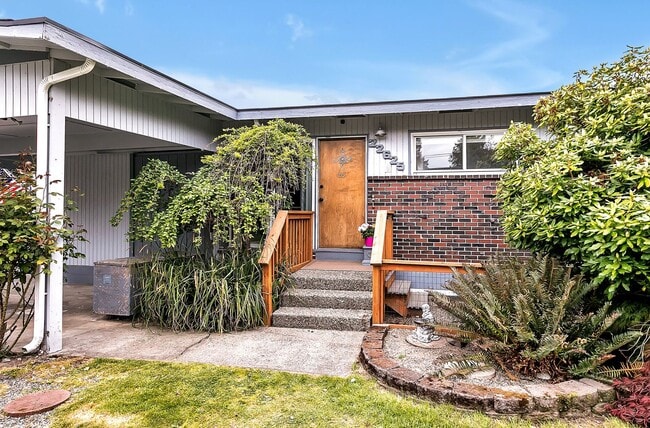 Building Photo - Rare Find: Flexible Living and Stunning Vi...
