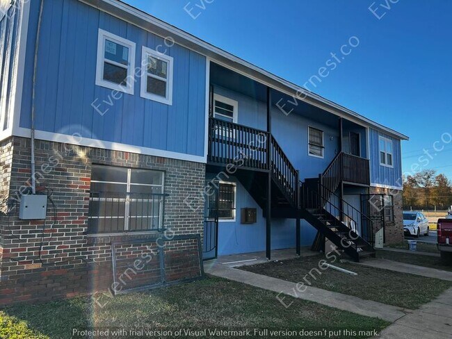 Building Photo - 706 24th Ave W