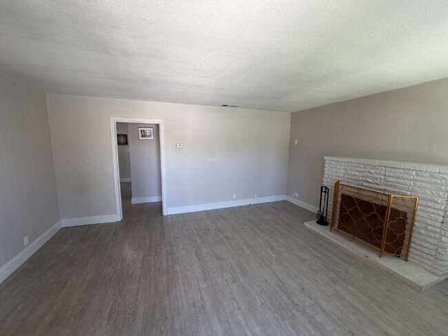 Foto del edificio - "Charming 3-Bedroom Oasis with Granite Elegance & Hardwood Warmth in Concord!"
