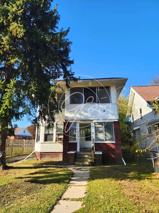 Primary Photo - 1200 Sq foot lower duplex! Tons of space a...