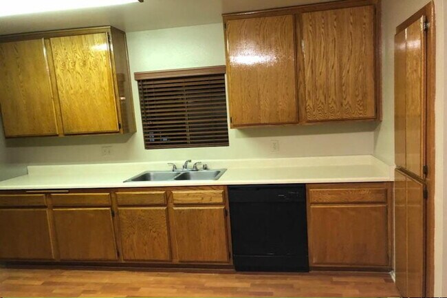 Kitchen 5 - 318 N Isabel St
