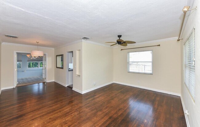 Foto del edificio - 340 Russlyn Dr