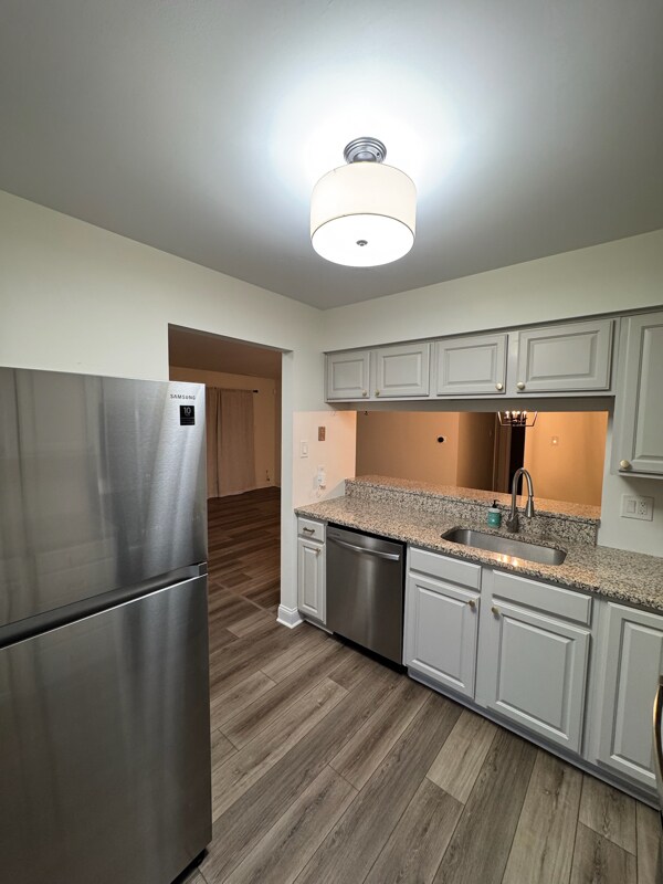 Foto del edificio - 347 Surrey Ct