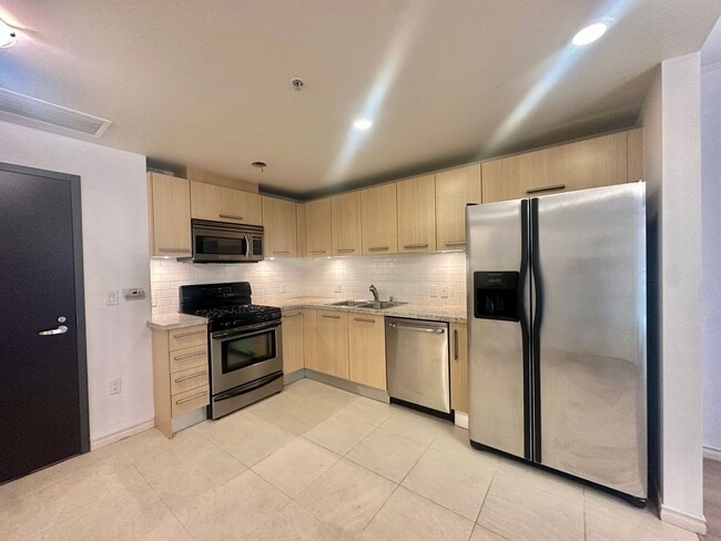 Building Photo - Little Italy 1BD/1BA Condo w/ Pool, Jacuzzi, BBQ, Balcony, Rooftop Terrace, In-unit Laundry, Subt...