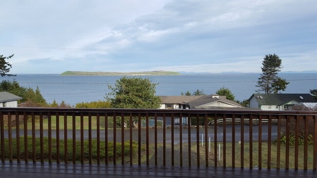 Building Photo - Beautiful water view home in Diamond Point...