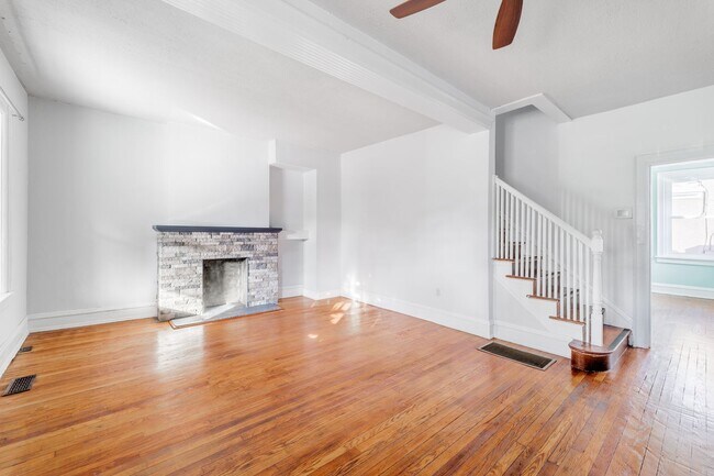 Building Photo - Classic Fan Rowhome for Lease