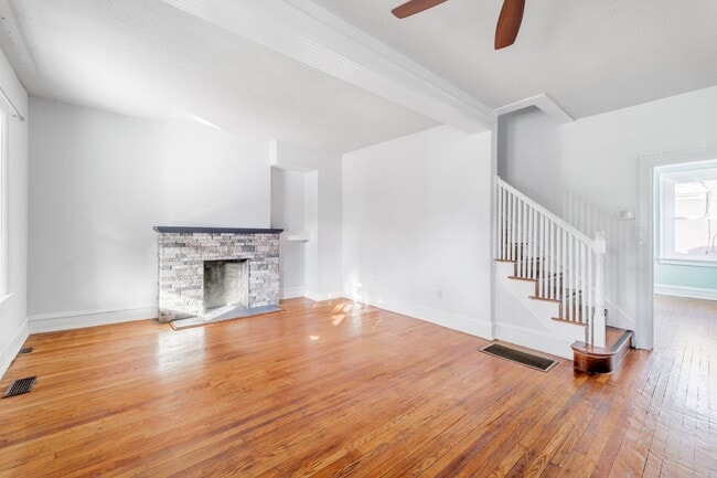 Foto del edificio - Classic Fan Rowhome for Lease