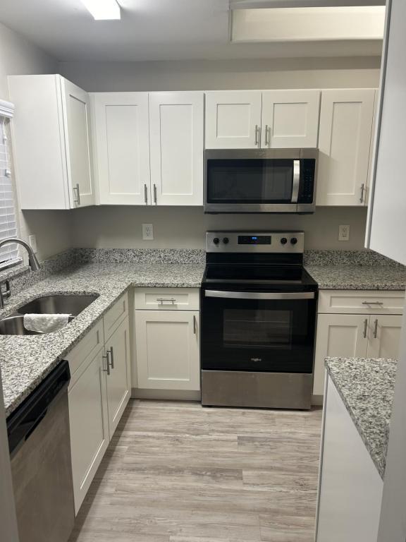 Foto del edificio - 216 Glenview Blvd