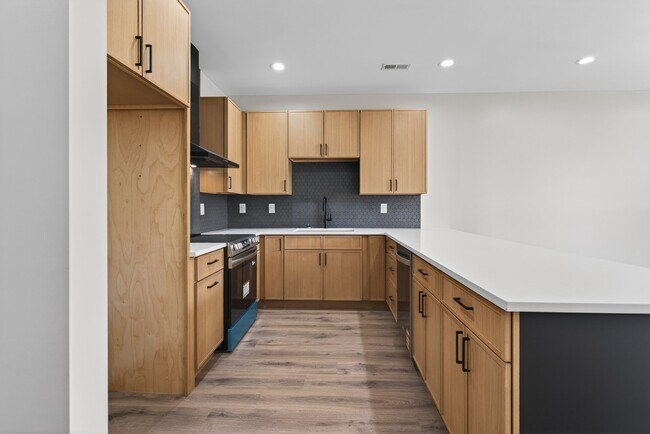Foto del edificio - 5211 Camelia Rd