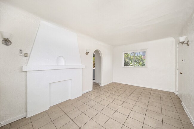Building Photo - 5730 Aldama St