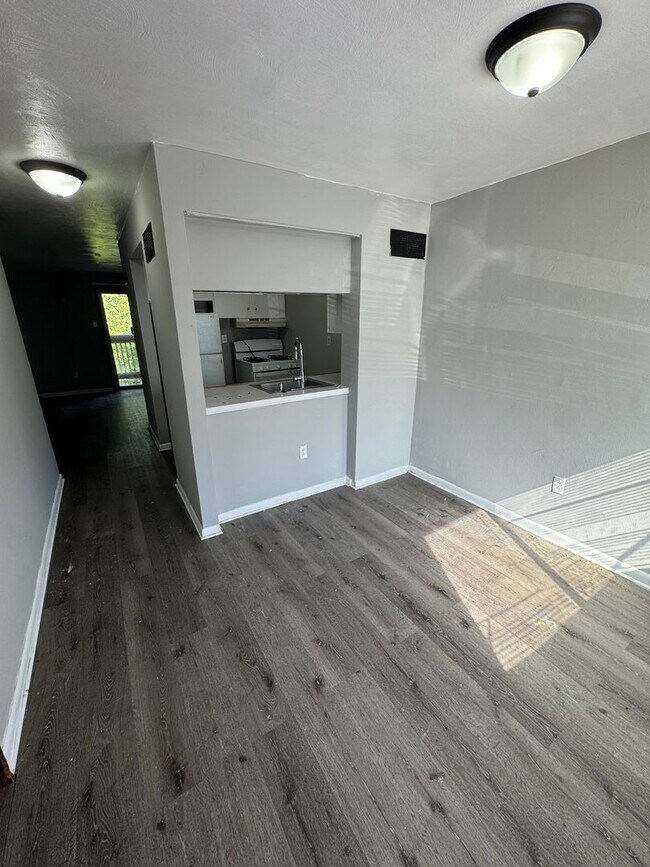 Building Photo - 2-Bedroom 1-Bathroom townhouse in McKeesport!